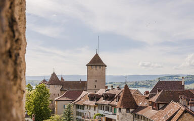 Fototapeta premium Murten, Stadt, Altstadt, Schloss, Turm, Ringmauer, Murtensee, See, Seeufer, Spazierweg, Stadtrundgang, Frühling, Sommer, Schweiz