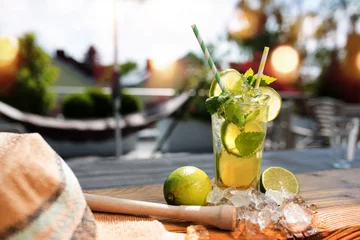 Fototapeten Frischer Mojito-Cocktail im Sommer © gudrun