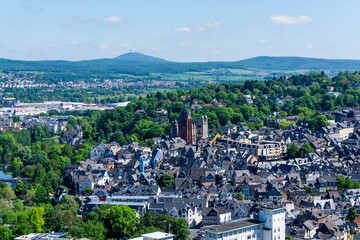 Fototapeta na wymiar Wetzlar Panorama Stadtlandschaft von oben bei blauen himmel wolke wolken
