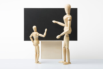 Lehrerin und Schüler an der Tafel