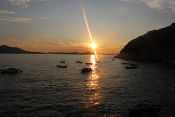 Soleil, plage et bateaux