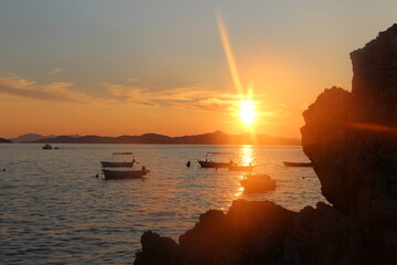 Les bateaux aussi aiment regarder les couchers de soleil