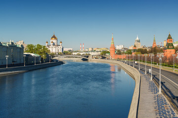 Obraz premium Morning view of Bolshoy Kamenny Bridge over Moskva River, embankments, Kremlin Towers, Cathedral of Christ the Saviour in Moscow, Russia.