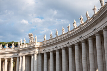 Obraz premium Statues on the top of St Peter's Basilica in Vatican City.
