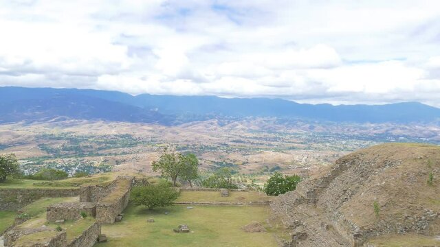 山頂にあるモンテ・アルバンの古代遺跡とオアハカの風景　メキシコ