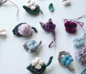 Вязаные броши в виде букетиков цветов