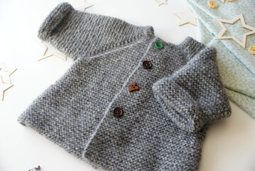 Шерстяное пальто серого цвета ручной работы для младенца. Вязание спицами для детей
