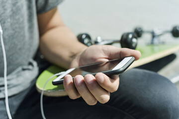 Obraz na płótnie Canvas skater man using his smartphone