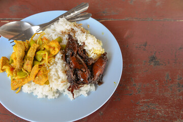 Stir squid and stir spicy pork on the rice 