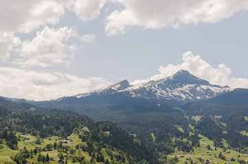 Obraz premium Grindelwald, Alpen, Berner Oberland, Lauberhorn, Männlichen, Kleine Scheidegg, Eiger, Eigernordwand, Dorf, Schweizer Berge, Frühling, Sommer, Schweiz
