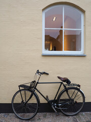 Fototapeta na wymiar vintage bike beside the yellow wall