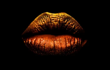 Foto op Plexiglas Gouden bruine lippenstift op lippen geïsoleerd op zwarte achtergrond. Sexy lippen, vrouwelijke mond. Opdruk lippen. Luxe cosmetica voor meisjes en vrouwen. Mooie vrouwelijke lippen. Vrouwelijk schoonheidsconcept meisje © Tverdokhlib