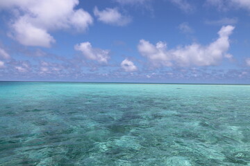 Fototapeta na wymiar 沖縄の宮古島。透き通る海に青い空