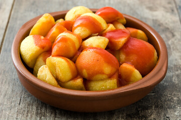 Potatoes in bowl on wooden table