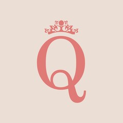 Vintage royal emblem with Q letter silhouette. Medieval queen crown. Fashion branding emblem © JEGAS RA