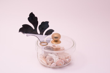 貝殻の入ったガラス器