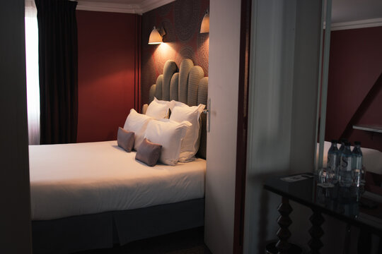 chambre d'hotel grand lit douillet coussins