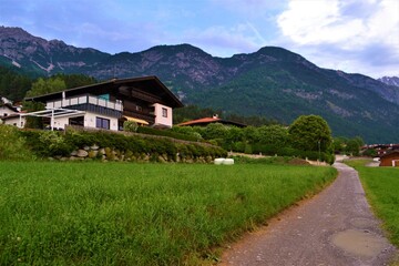 Fototapeta premium Haus mit Weg in den Bergen