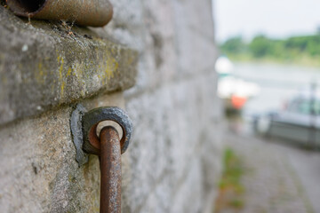 Metall Hacken in der Steinwand zur Sicherung der Kette und Seil