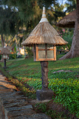 Декоративный фонарь на экзотическом пляже.