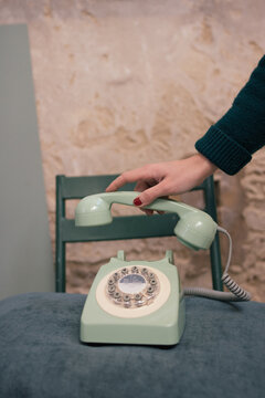 téléphone vintage vert avec main 