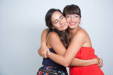 Fototapeta premium coppia di amiche si abbraccia teneramente e sorride