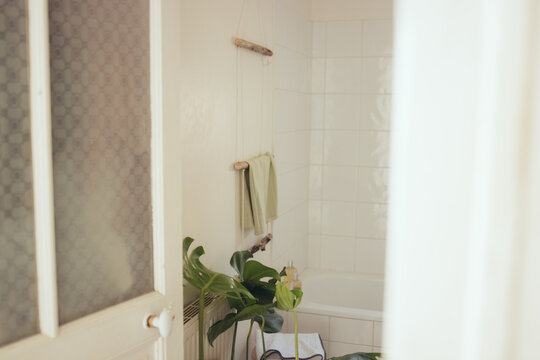 salle de bain avec plante monstera, porte serviette en bois, diy, relax, zenitude, temps pour soi