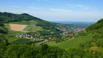 Blick vom Mühlenweg in Ottenhöfen ins Rheintal