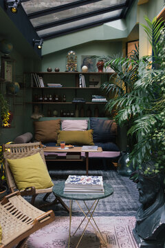 design int&eacute;rieur banquette coussin d&eacute;coration plantes