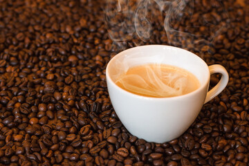 Heißer Kaffee mit Kaffebohnen