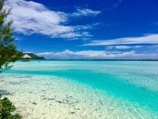 Fototapeta na wymiar Beautiful turquoise lagoon of Bora Bora and the overwater bungalows of a luxury resort