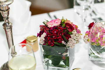 Blumenschmuck auf gedecktem Tisch