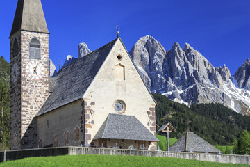 Fototapeta na wymiar The Church of Ranui and the Odle group in the background. St. Magdalena Funes Valley Dolomites South Tyrol Italy Europe
