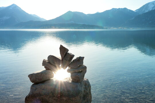 Sonne spiegelt durch Steintor