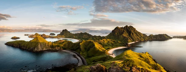 Abwaschbare Fototapete Insel Landschaftsansicht von der Spitze der Insel Padar in Komodo-Inseln, Flores, Indonesien.