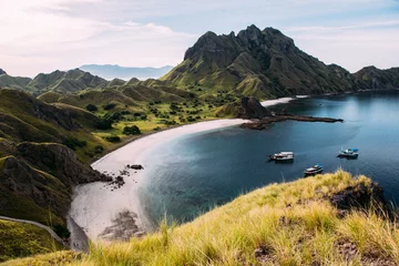 Fototapete Insel Landschaftsansicht von der Spitze der Insel Padar in Komodo-Inseln, Flores, Indonesien.