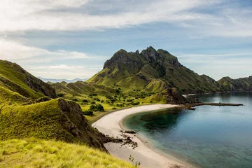 Gartenposter Insel Landschaftsansicht von der Spitze der Insel Padar in Komodo-Inseln, Flores, Indonesien.