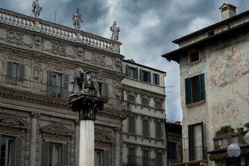 Fototapeta na wymiar Piazza dell'Erbe - Verona