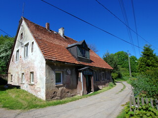 Opuszczony dom w polskiej wsi