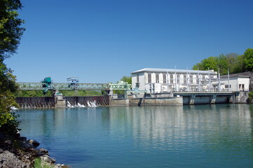 Fototapeta na wymiar centrale hydroélectrique