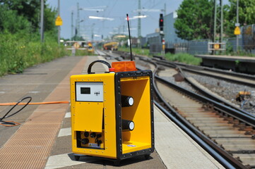 Lautsprecher-Warnanlage auf dem Bahnsteig bei Gleiserneuerungsarbeiten mit Reparaturzug für die Eisenbahn