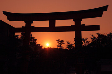 京都　伏見稲荷大社の日の出