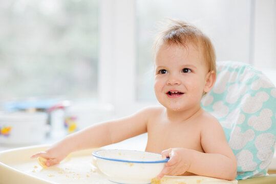 The child in the kitchen ate porridge