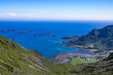 Fototapeta na wymiar La baie de Sennesvik depuis Guratinden