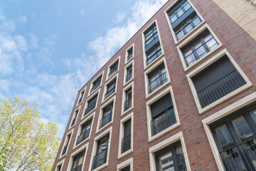 Fassade mit Fenstern eines Hauses 