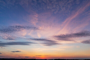 Obraz premium Kolorowe niebo po zachodzie słońca
