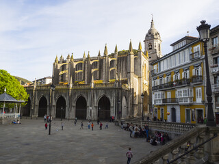 Fototapeta premium Bazylika de la Asunción, położona w miasteczku rybackim Lekeitio, na wybrzeżu Vizcaya, pochodzi z XV wieku. Święta wielkanocne w kwietniu 2017 r.