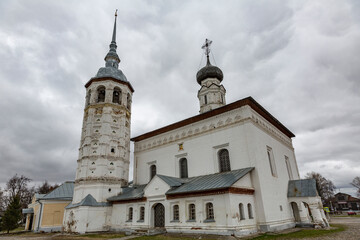 Fototapeta na wymiar SUZDAL, RUSSIA - APRIL 28, 2017: The Church of the Kazan Icon of the Mother of God on the Market Square next to the Trade Rows. Built in 1739 