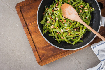 Green beans with roasted almonds