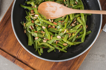 Green beans with roasted almonds